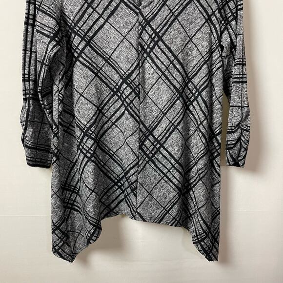 Apt 9 Geometric Print Blouse Size Medium Gray Black 3/4 Sleeve Asymmetrical Hem - Picture 3 of 11